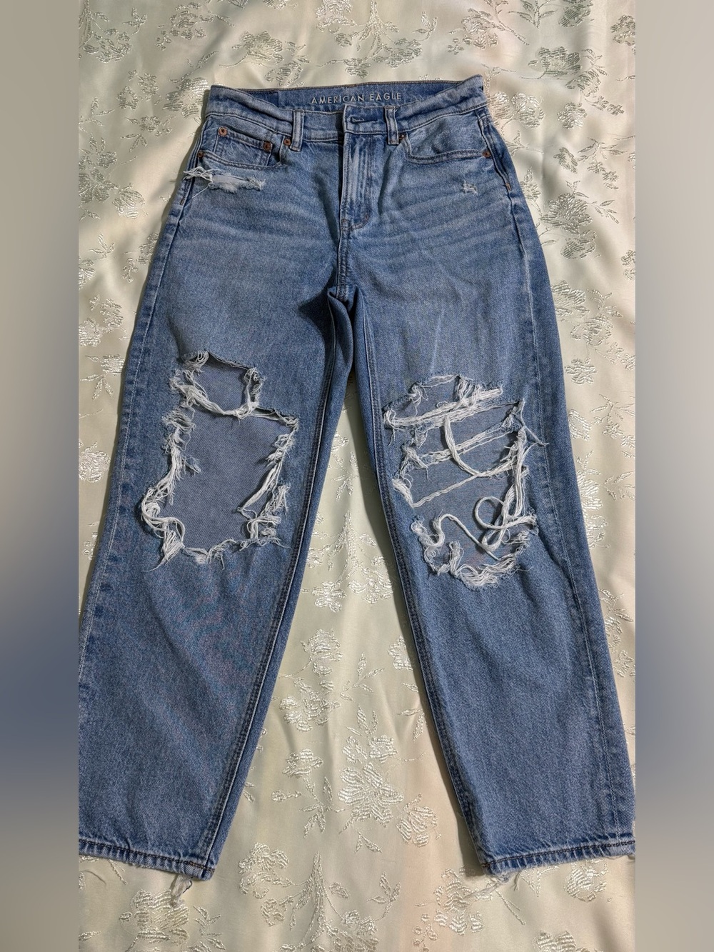 American Eagle Junior’s Strigid high rise Ripped blue Jeans.